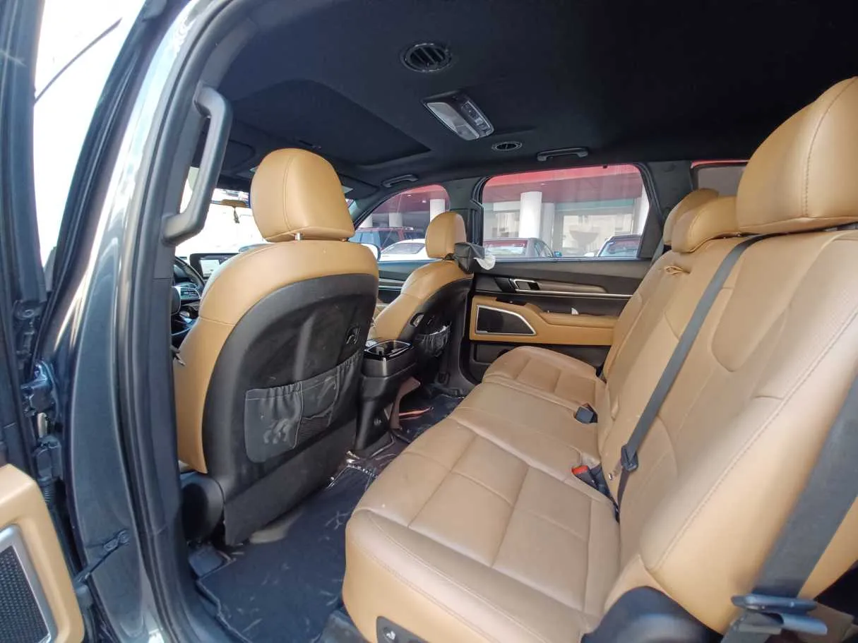 Car image 12