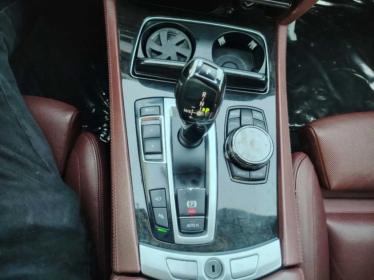 Car image 19