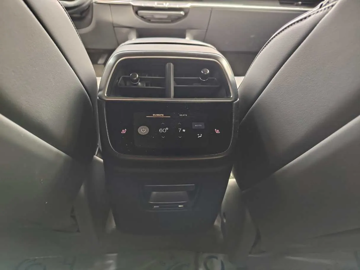 Car image 30