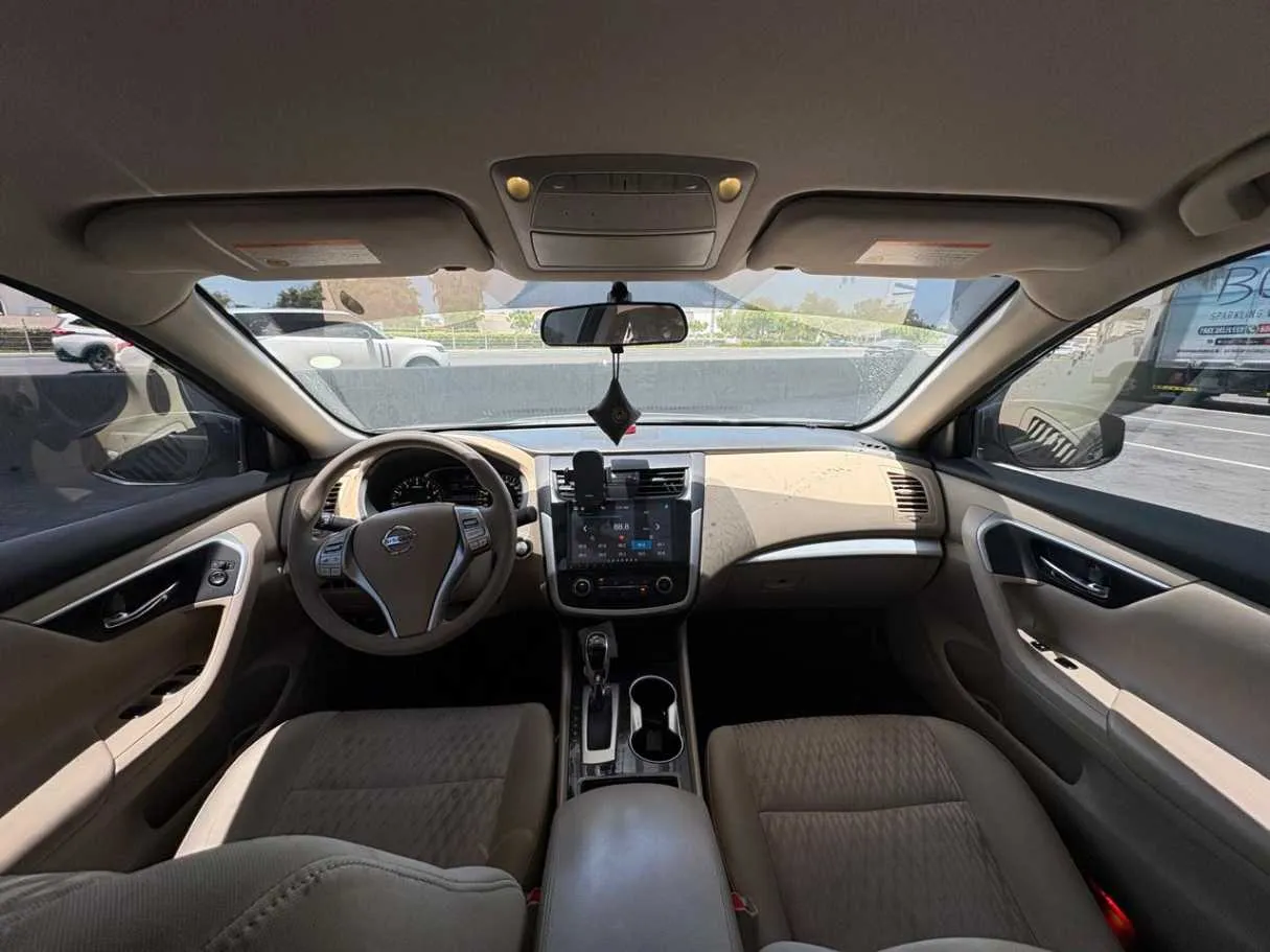 Car image 19