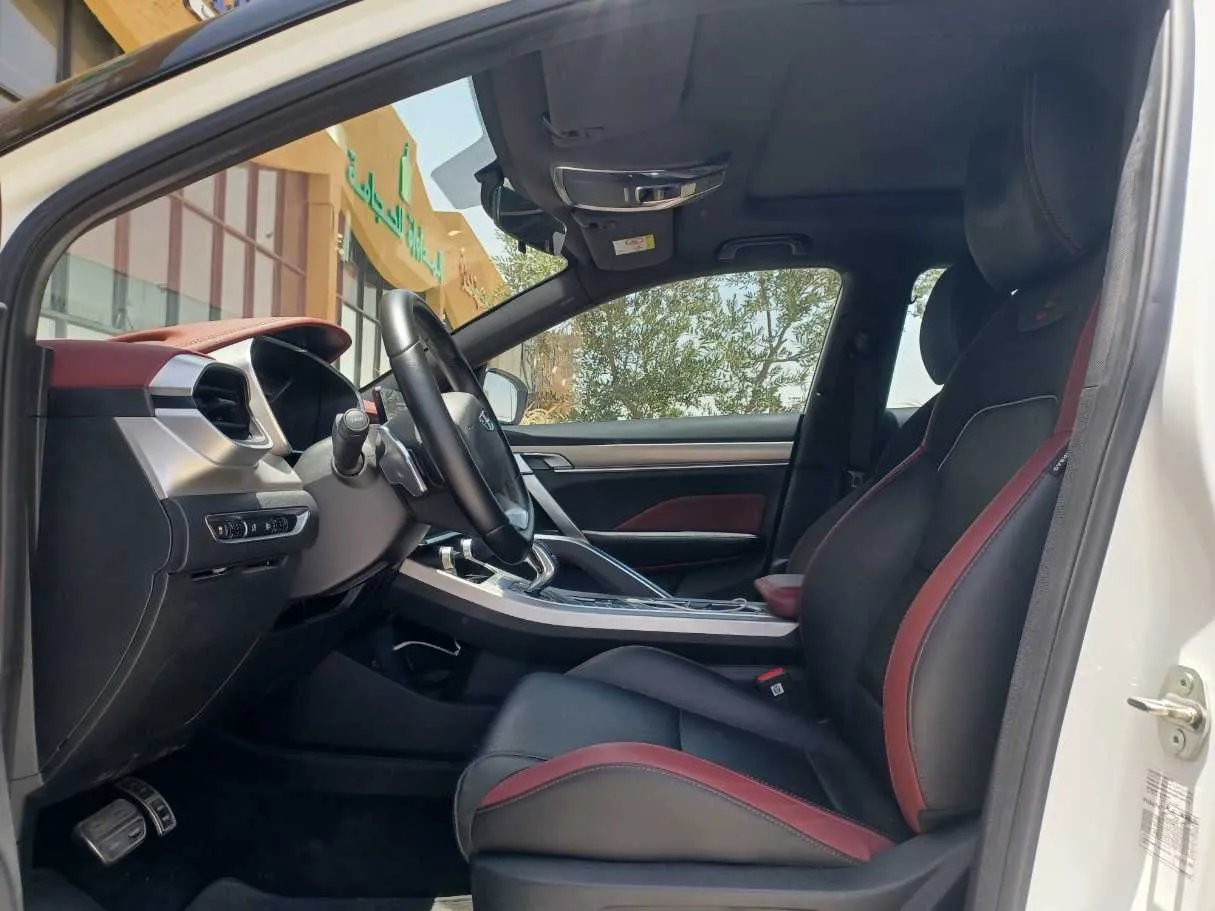 Car image 11