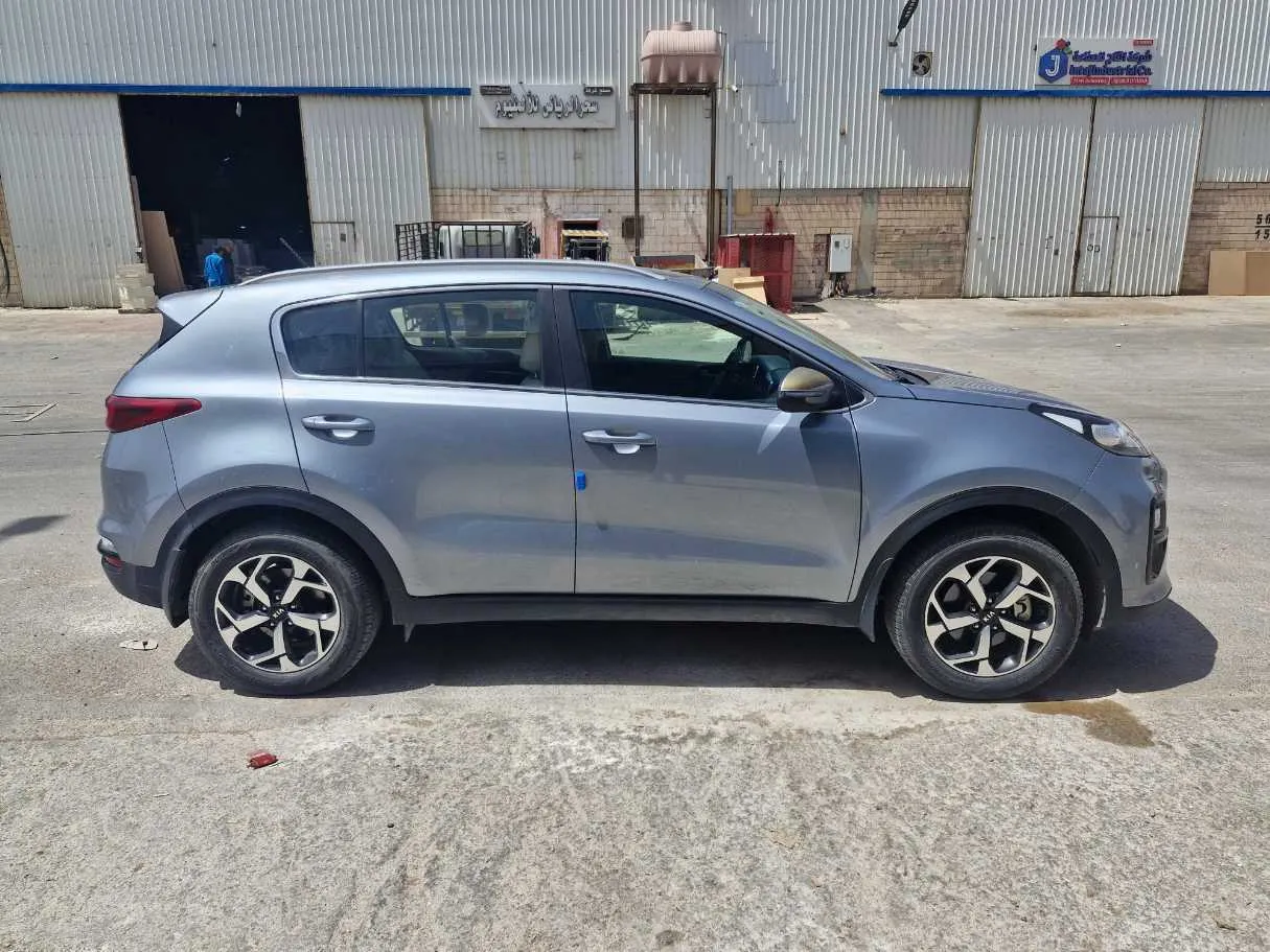 Car image 4