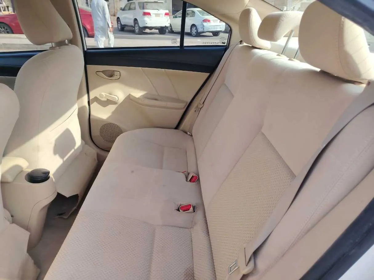 Car image 18