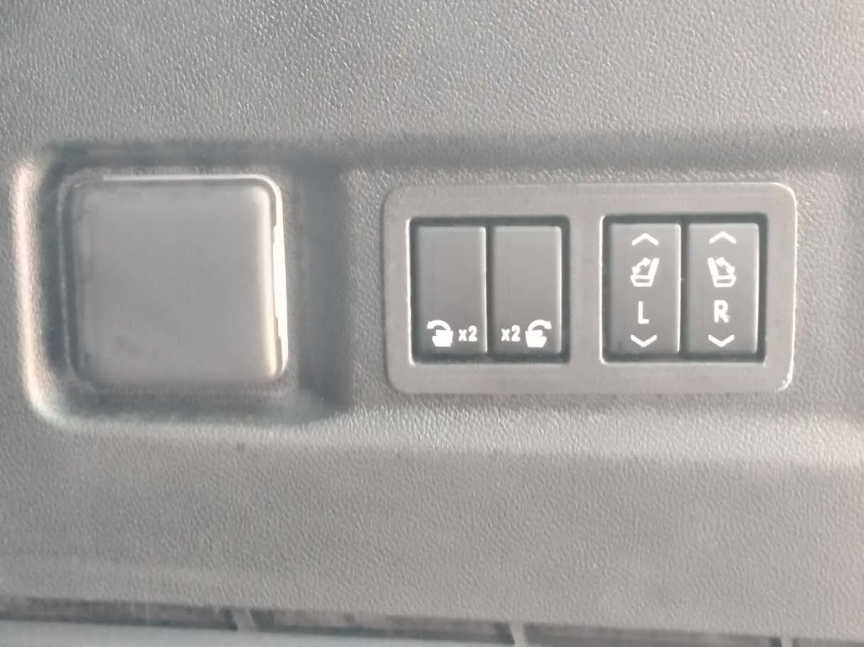 Car image 28