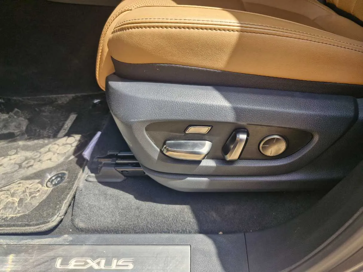 Car image 24
