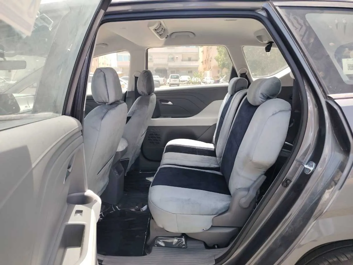 Car image 14