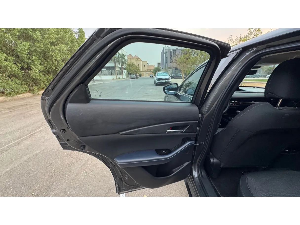 Car image 12