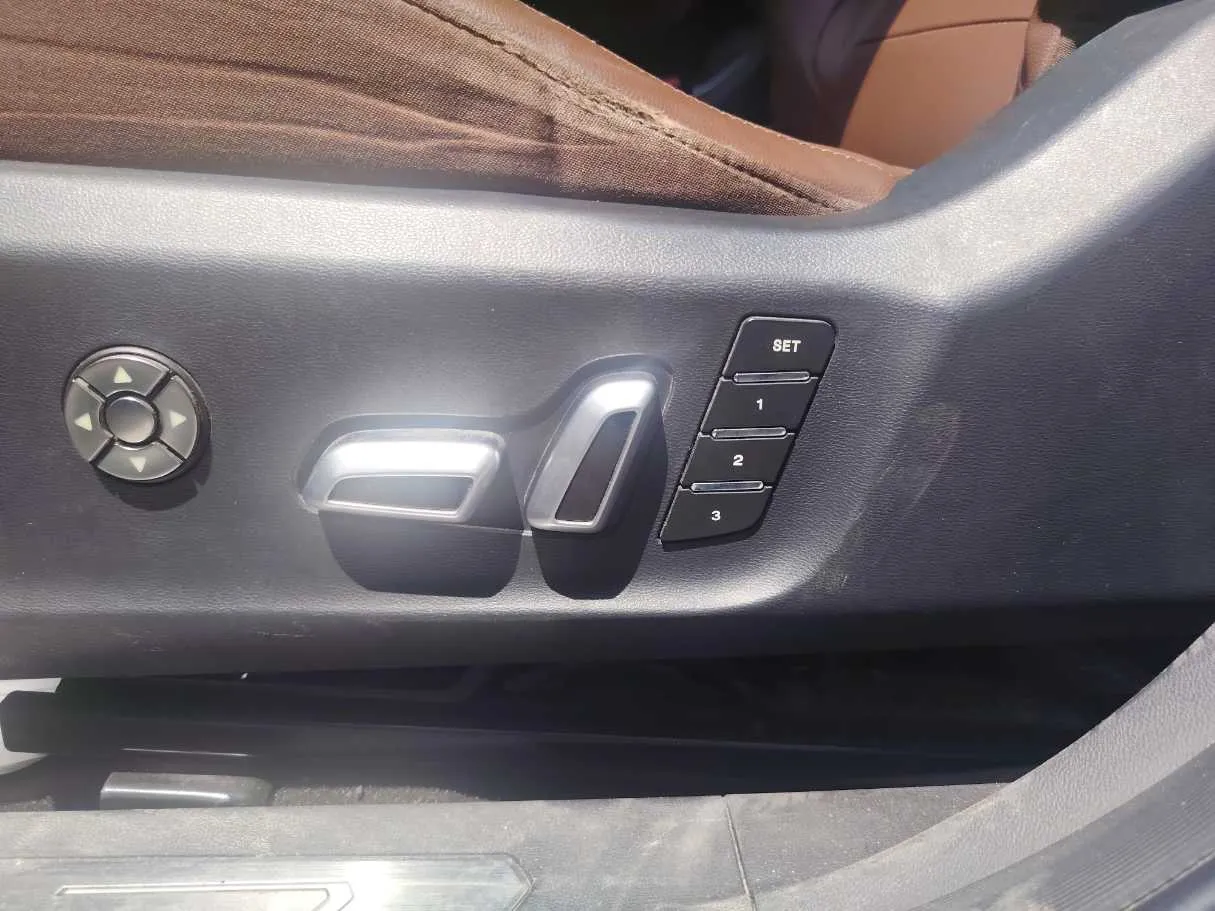 Car image 26