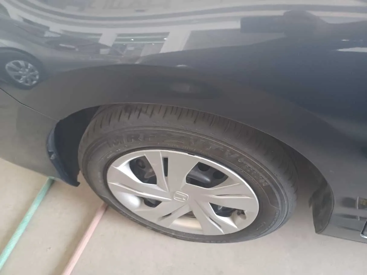 Car image 9