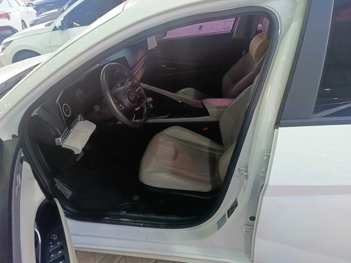 Car image 10
