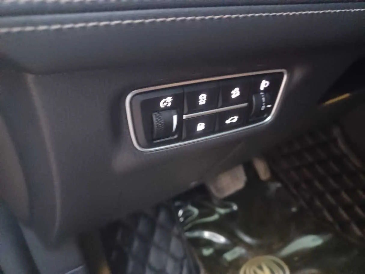 Car image 24