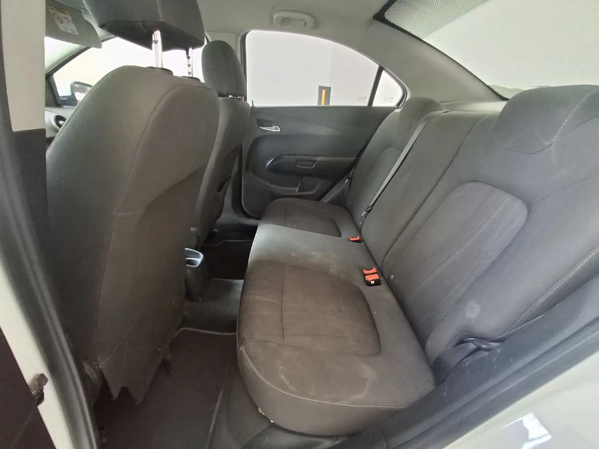 Car image 13