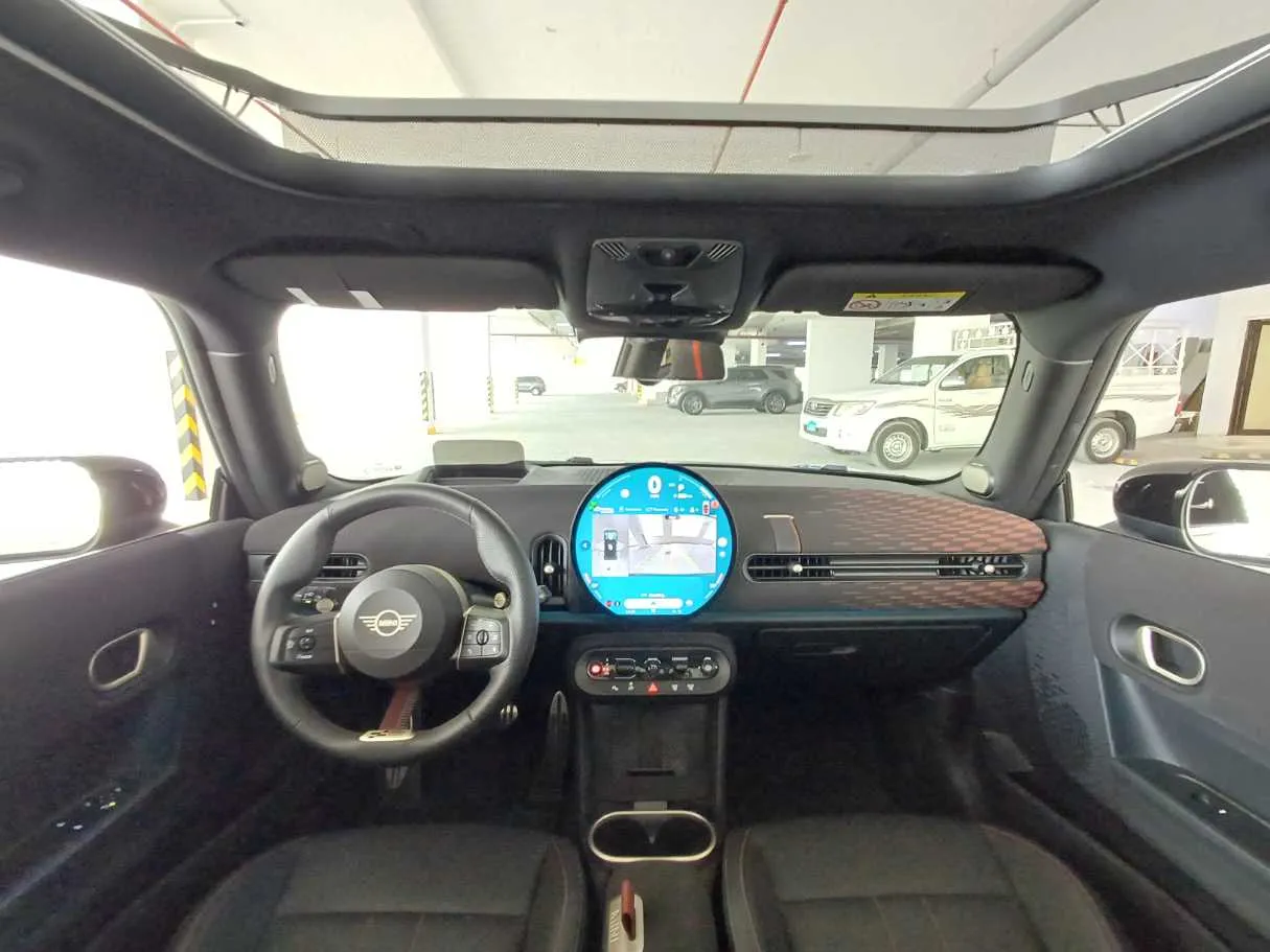 Car image 17