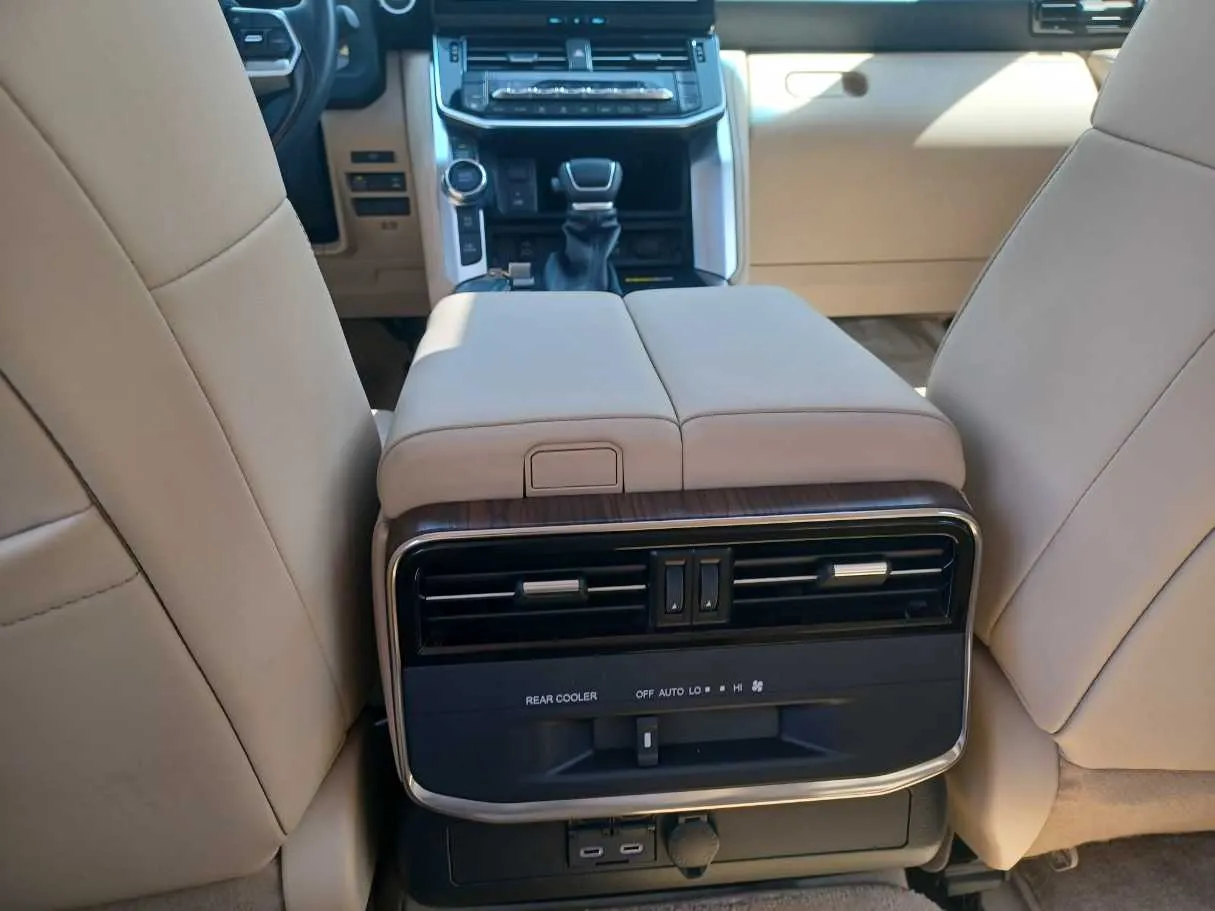 Car image 32
