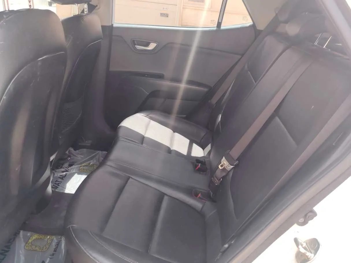 Car image 16