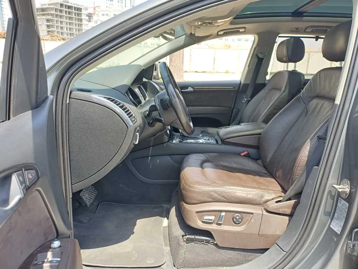 Car image 12