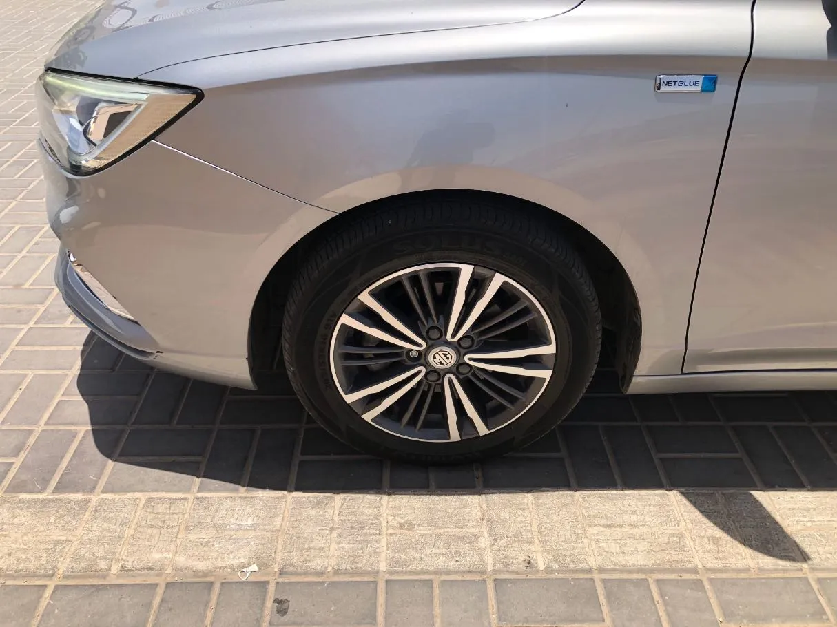 Car image 9