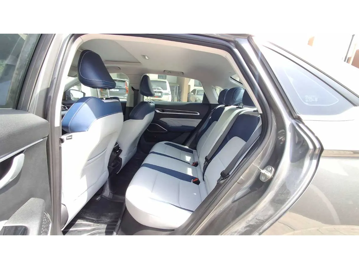 Car image 13