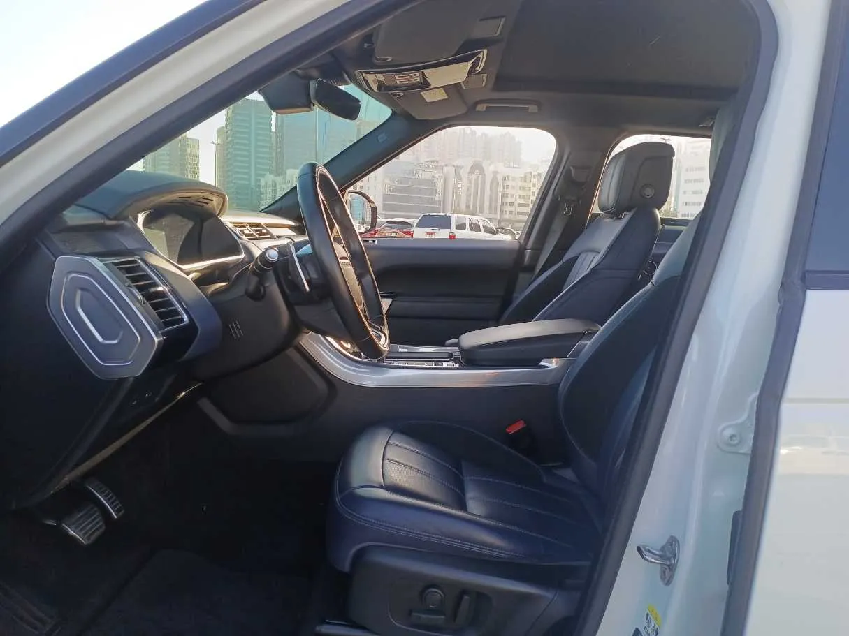 Car image 12