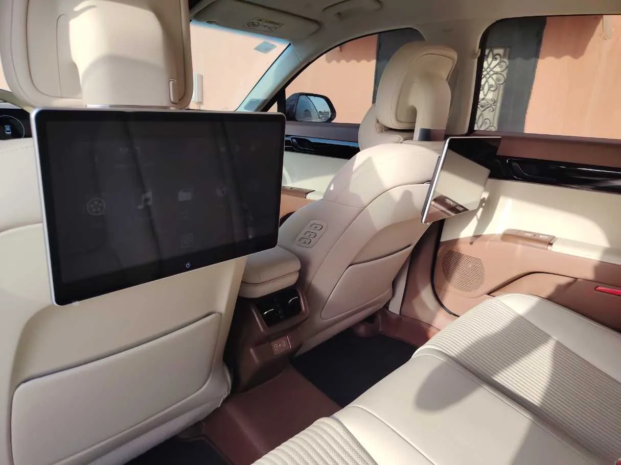 Car image 16