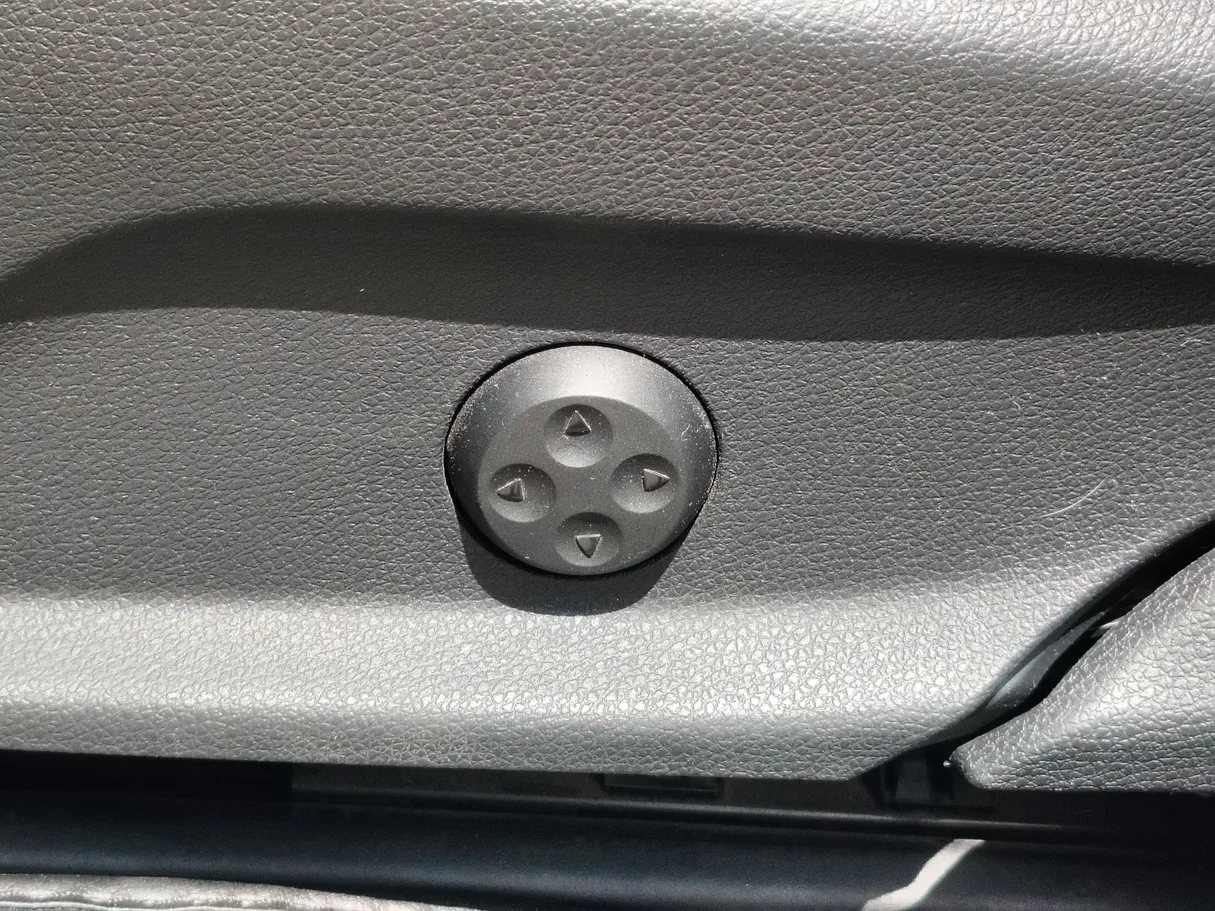 Car image 30