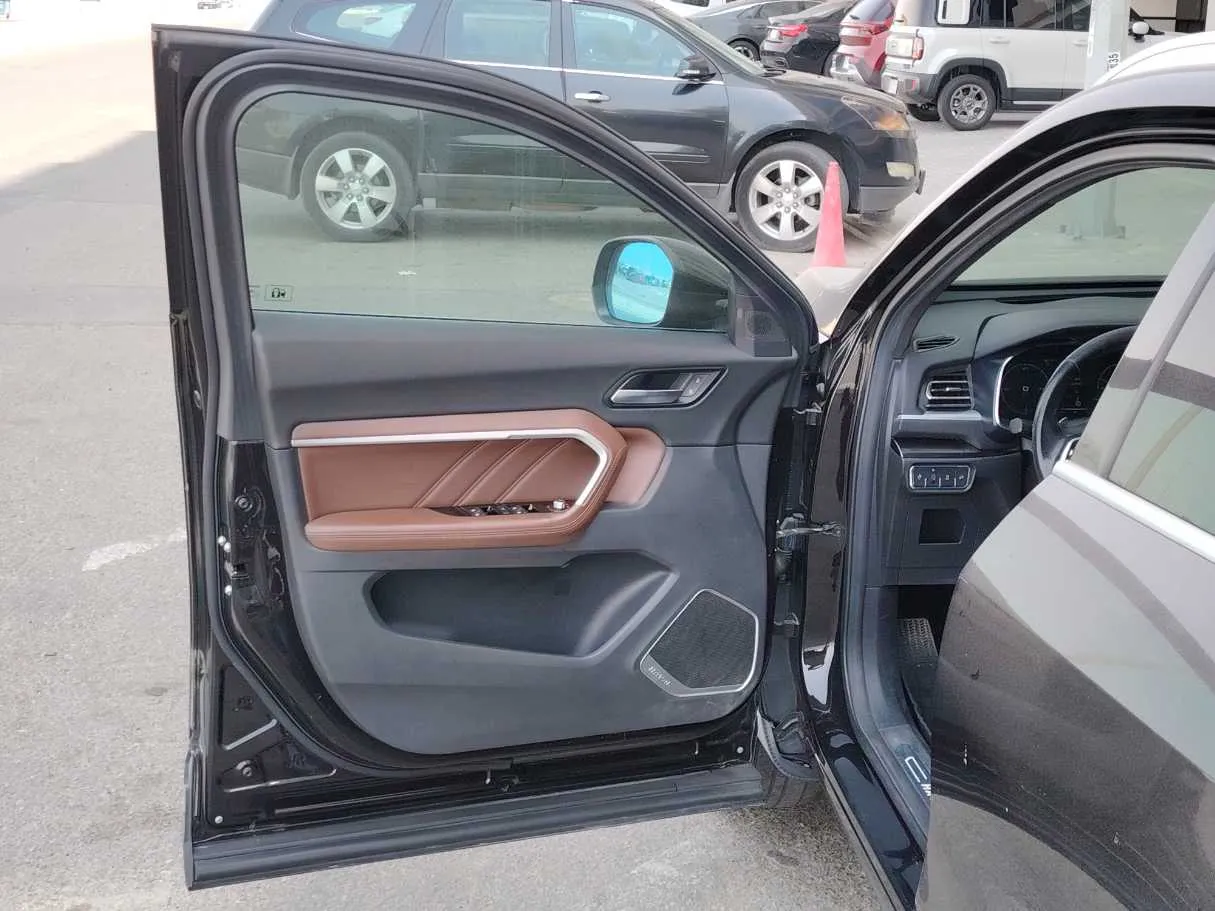 Car image 11