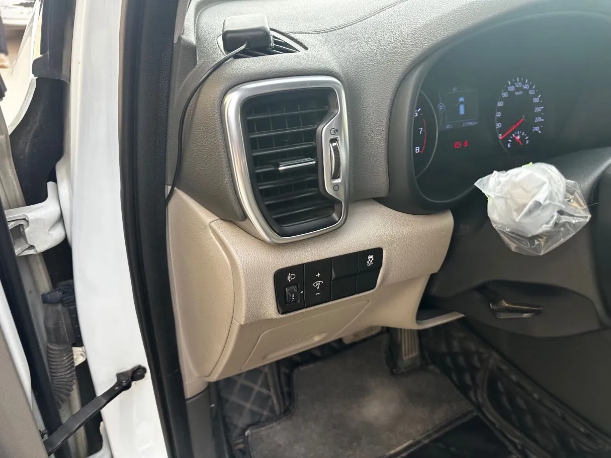 Car image 25