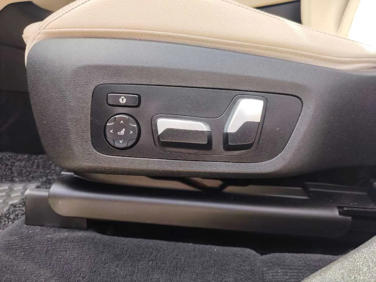 Car image 29