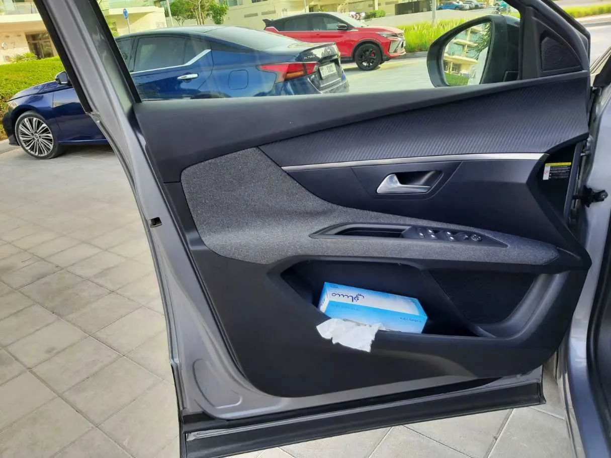 Car image 10