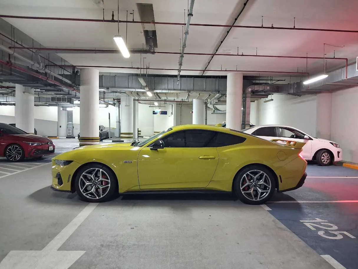 Car image 4