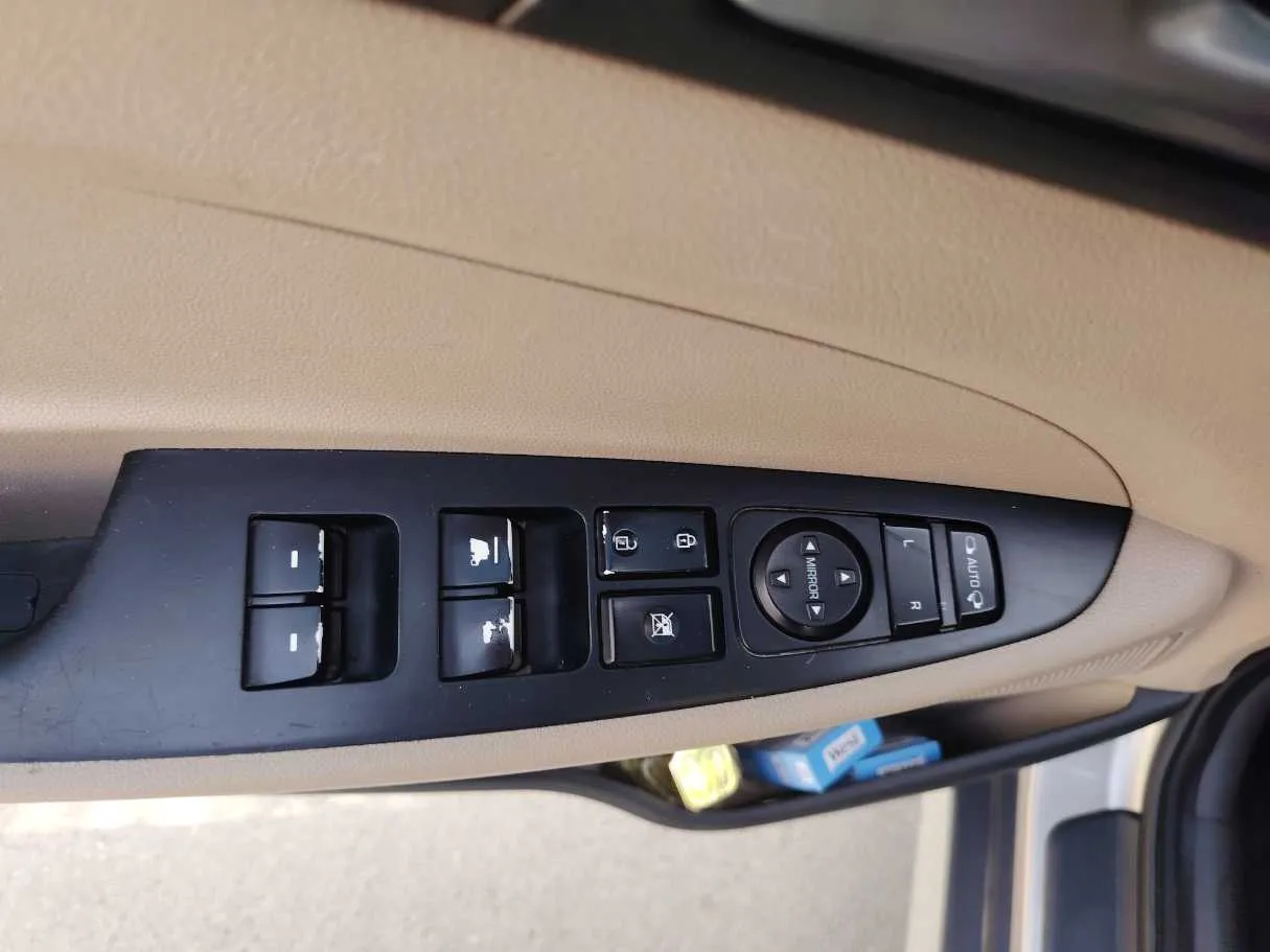 Car image 25