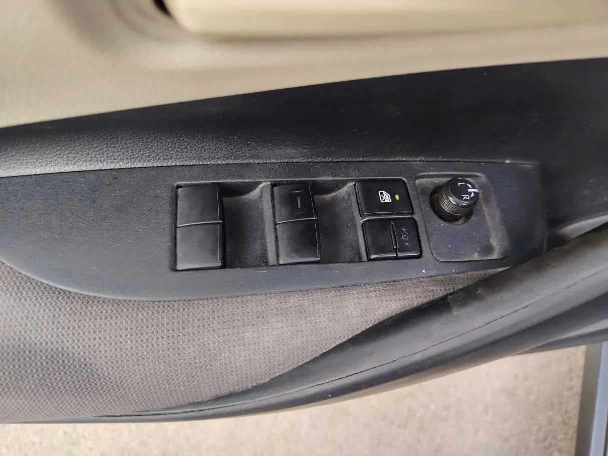 Car image 25