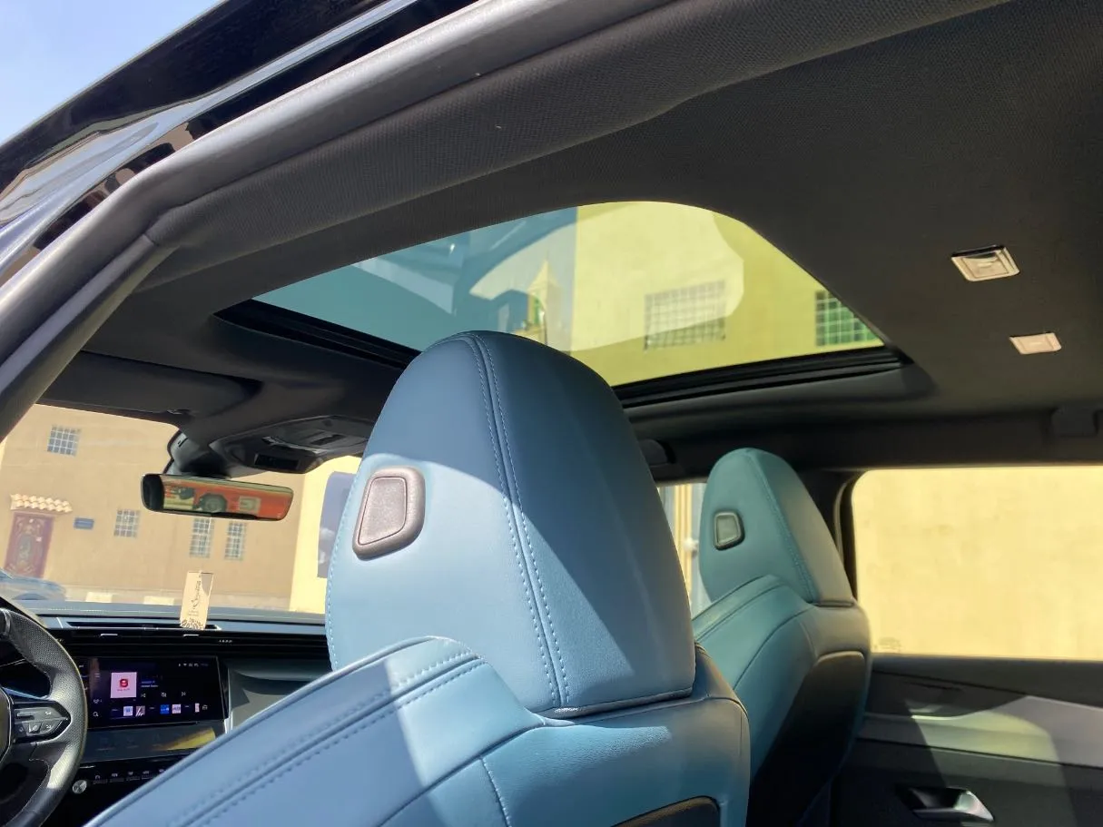 Car image 14