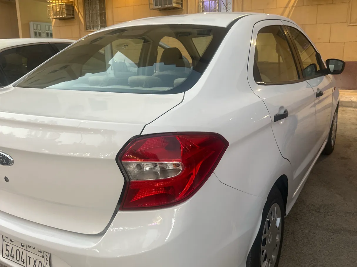 Car image 3