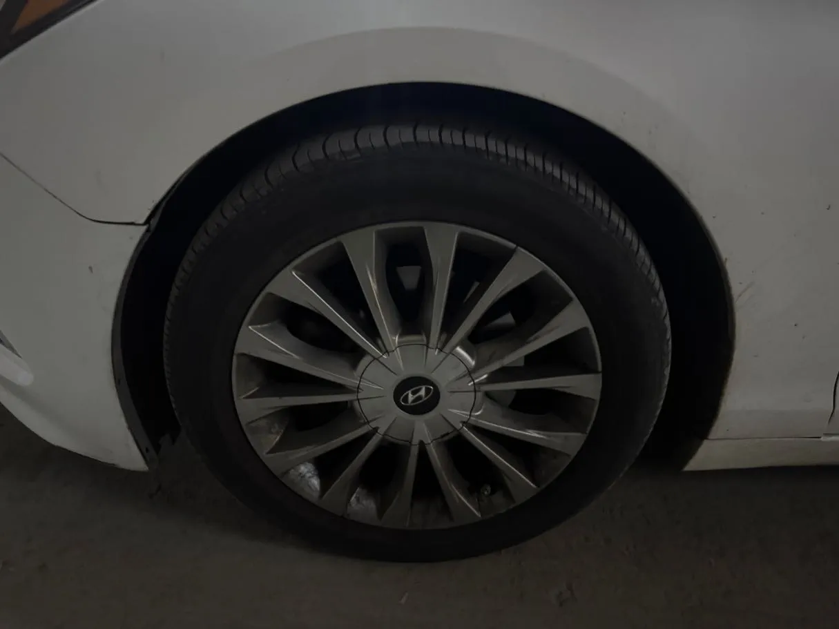 Car image 9