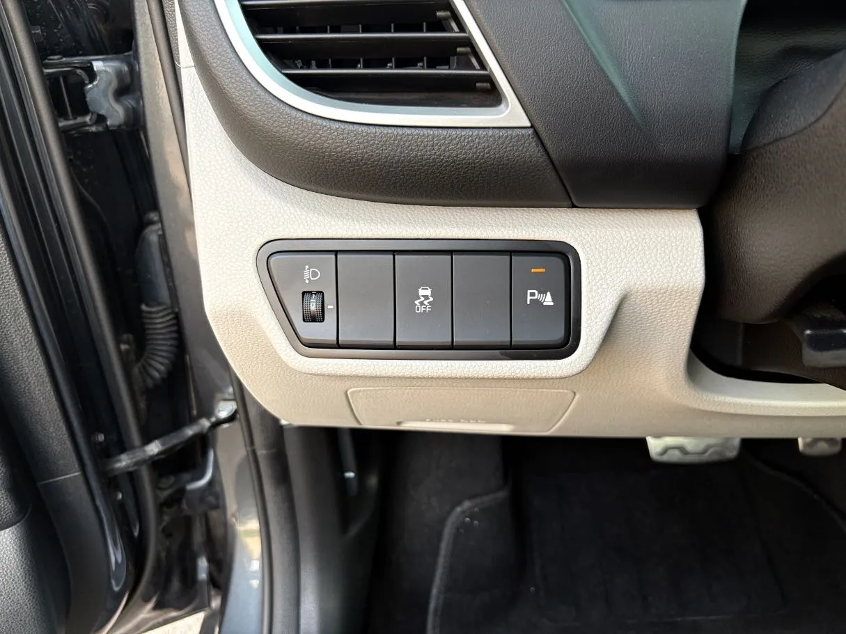 Car image 25