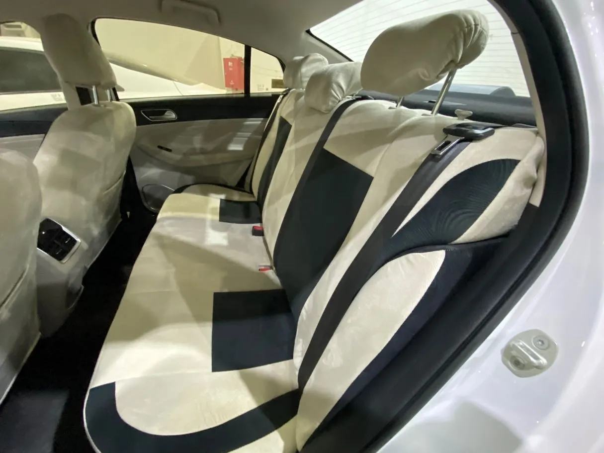 Car image 10