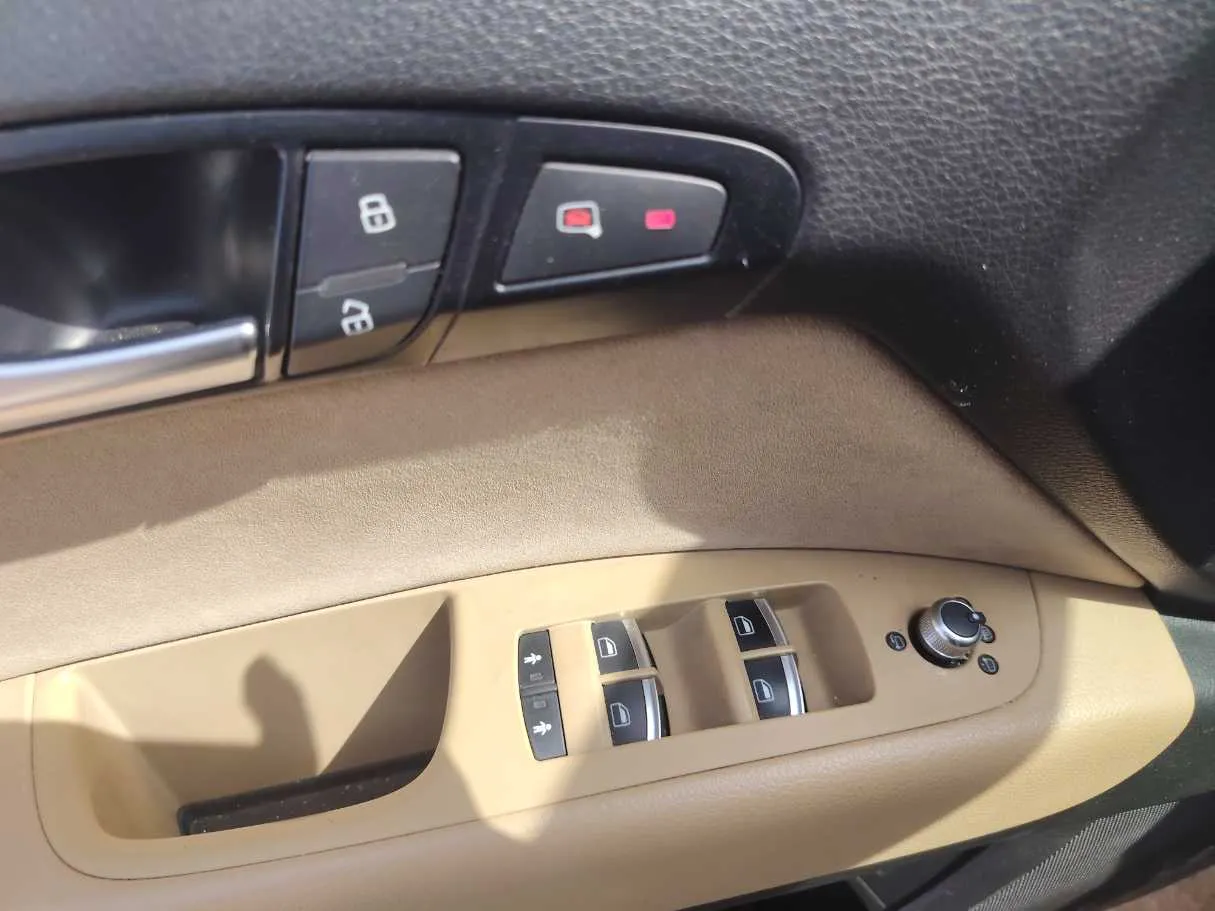 Car image 26