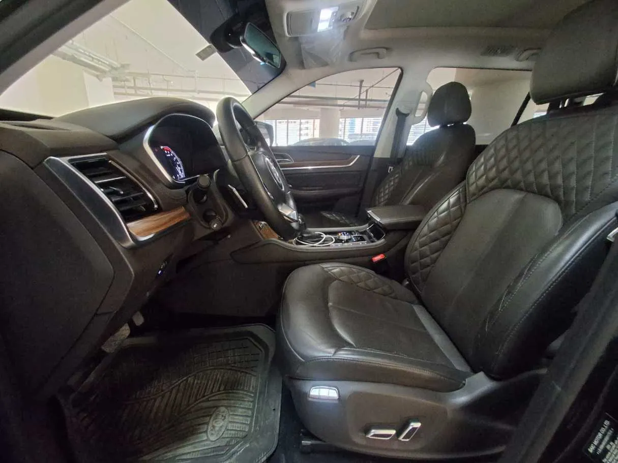 Car image 12