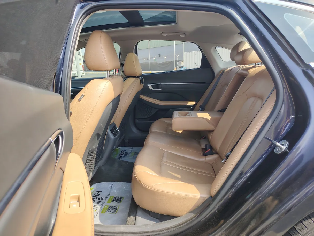 Car image 14