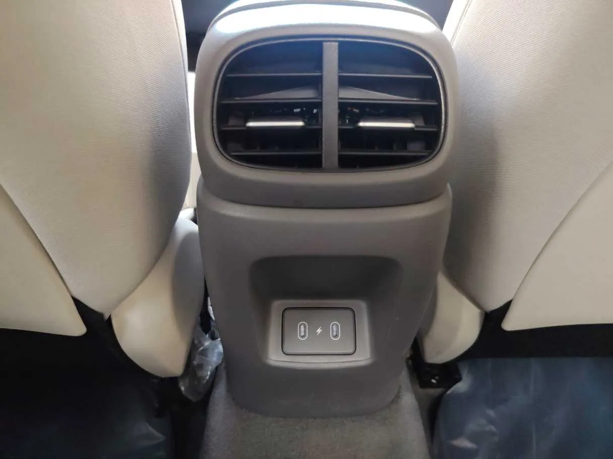 Car image 28