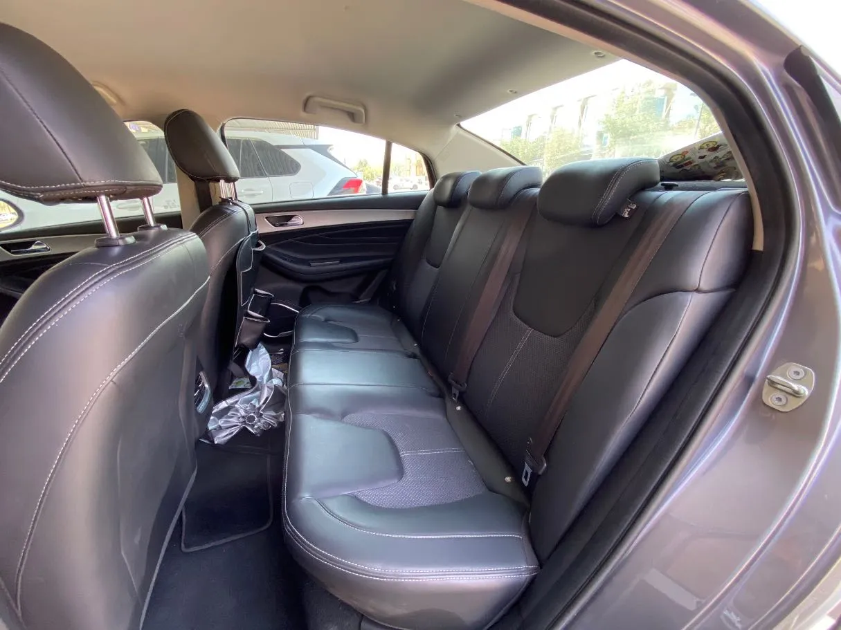 Car image 13