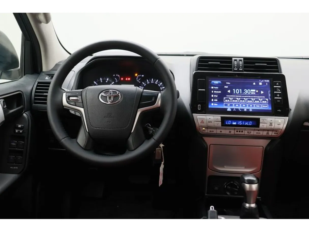 Car image 15