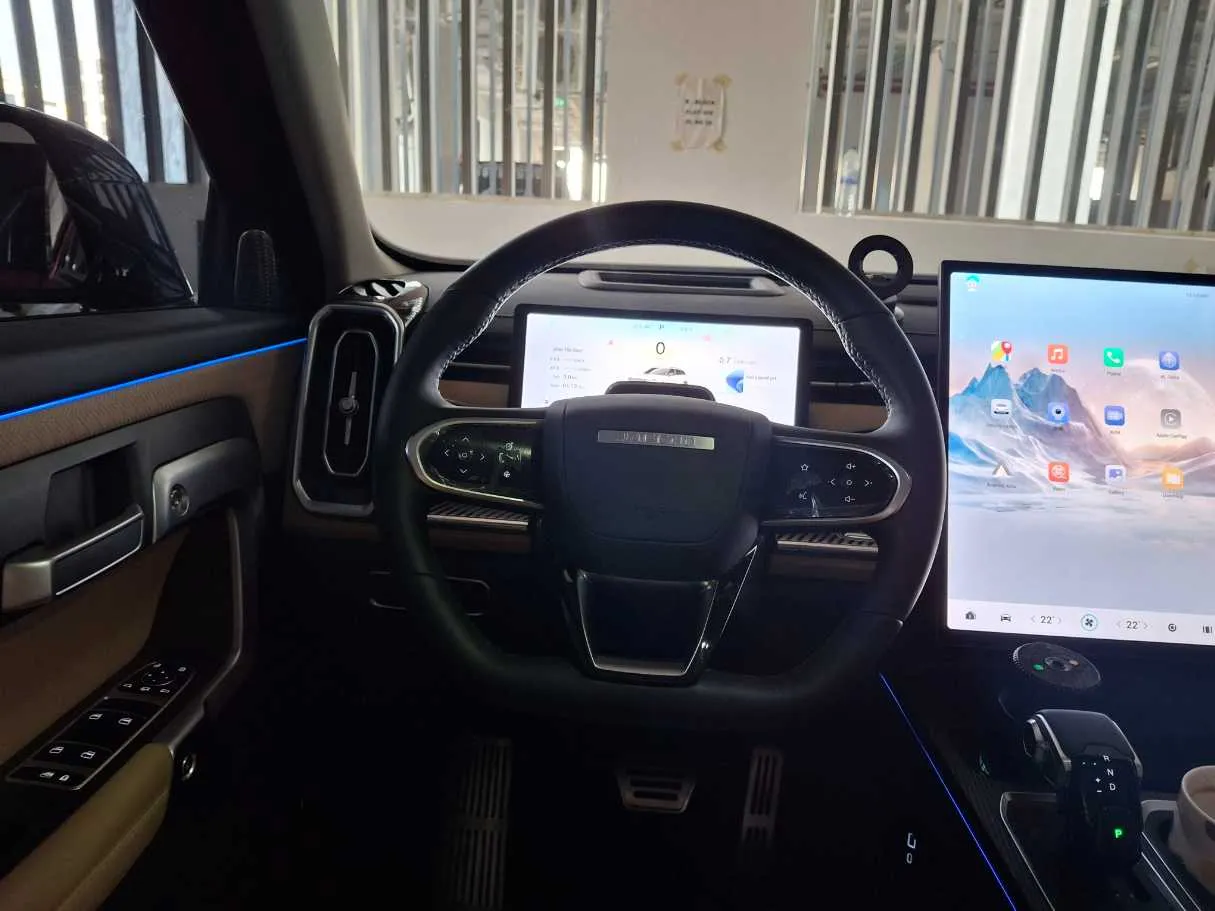 Car image 14