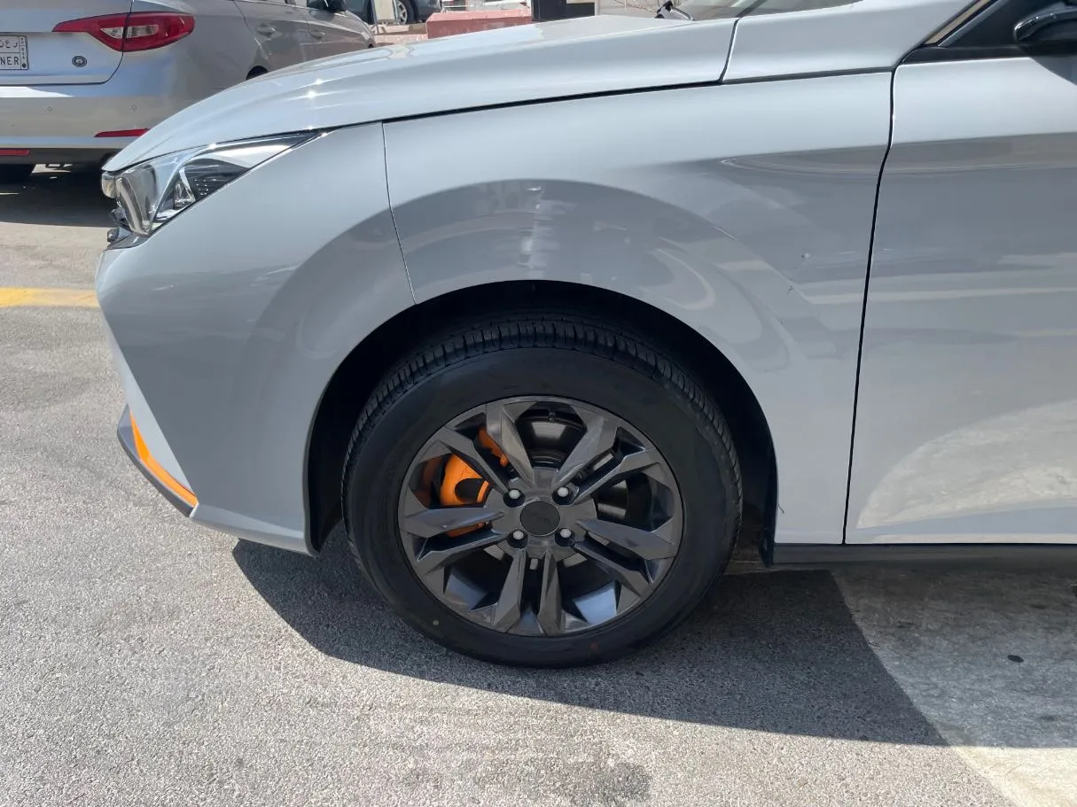 Car image 9