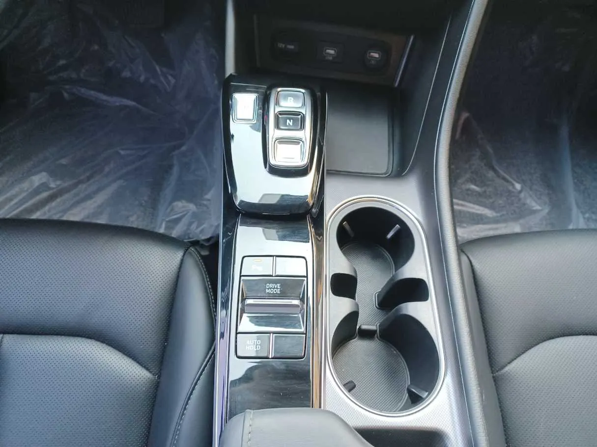 Car image 14