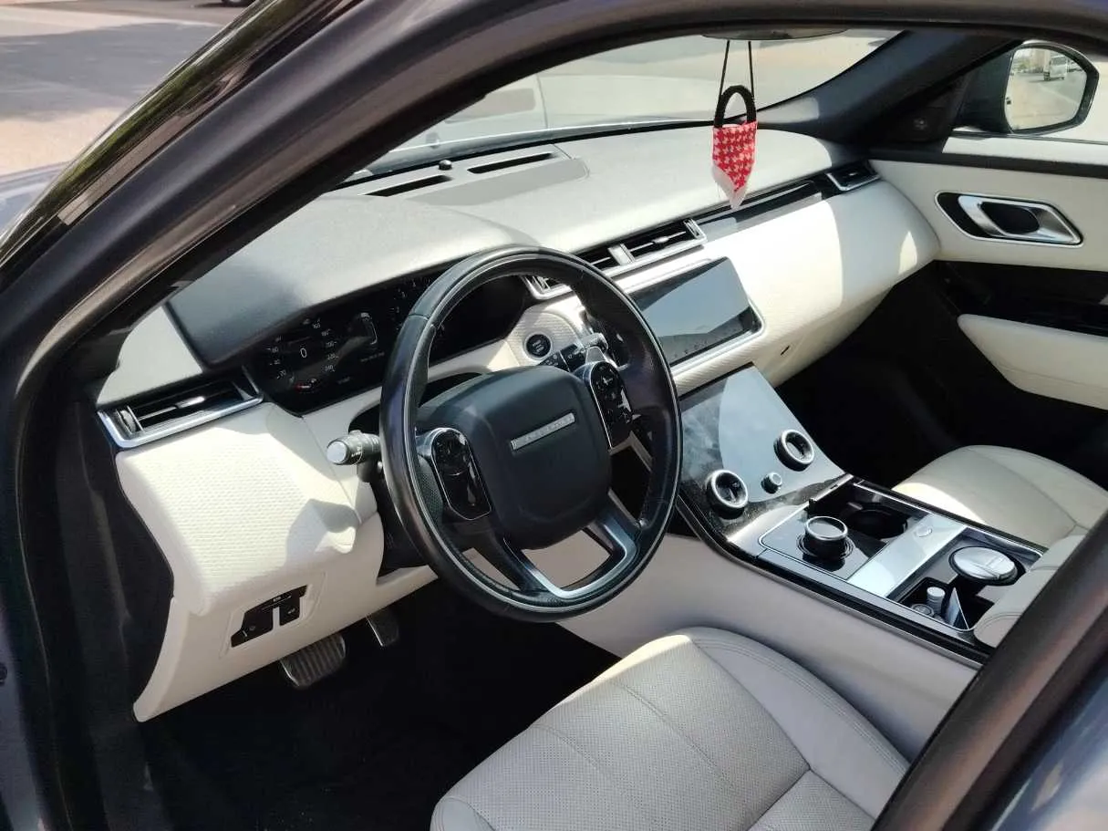Car image 11