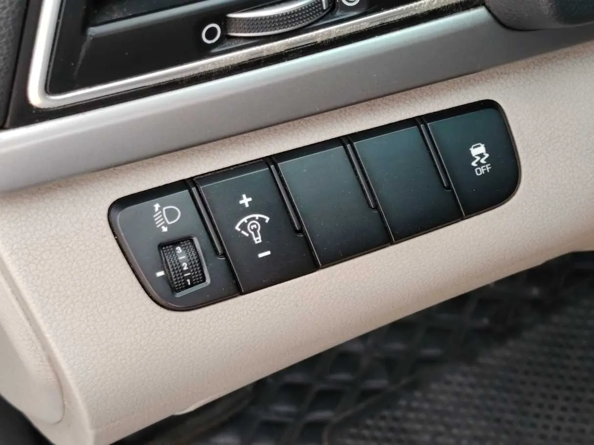 Car image 26
