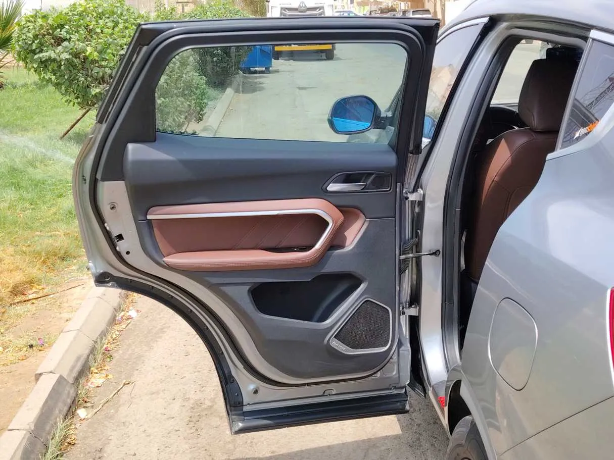 Car image 14
