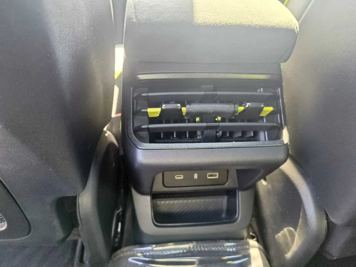 Car image 26